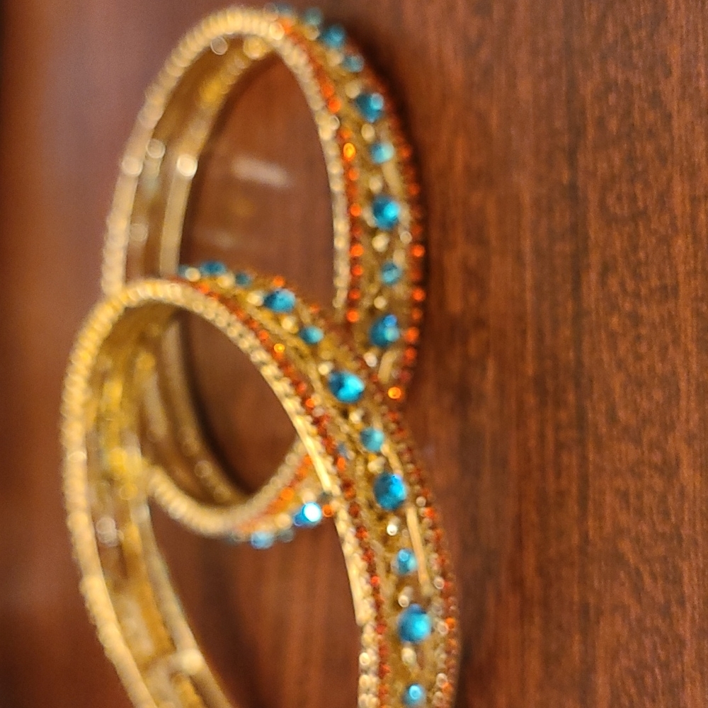 Set of 2 bracelets gold with blue and red crystals